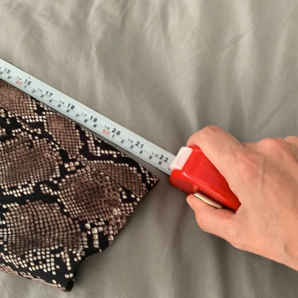 - Babaton Atelier Aritzia Conan Snake
Print Cropped Pull On  Pants Size 4 - Picture 10 of 13